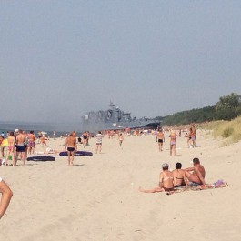На пляж под Балтийском приплыл десантный корабль «Зубр» (фото)