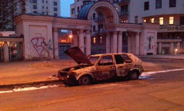 Рядом с элитным домом на ул. Колоскова в Калининграде сгорел автомобиль