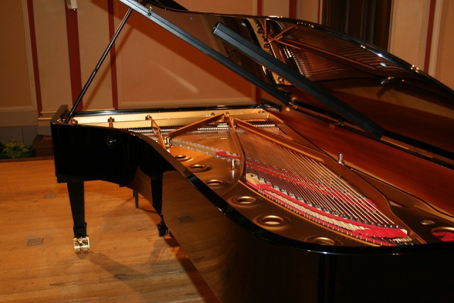 «Шесть лет тишины»: почему в музыкальном колледже Калининграда простаивают 32 рояля