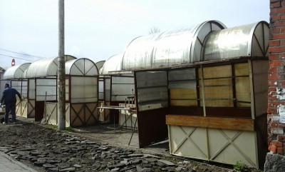Торговцы янтарём начали обустраивать территорию у башни Врангеля в Калининграде (фото)