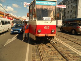 В Калининграде из-за резкого торможения трамвая пассажирка попала в больницу