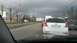 На Московском проспекте фура перегородила три полосы: образовалась пробка