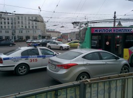 На площади Победы столкнулись троллейбус и легковушка (фото)