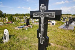 В Зеленоградске двое мужчин украли надгробие с кладбища, чтобы сдать его на металлолом