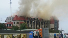 В Зеленоградске на променаде горит недостроенный отель «Газпрома»  (фото)
