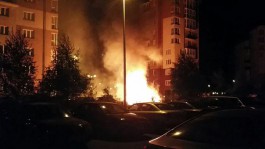 Ночью на ул. Римской в Калининграде горели «Мерседес», БМВ и «Фольксваген» (видео)