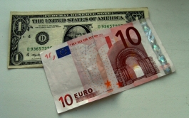 Доллар и евро отыгрывают потери последних дней по отношению к рублю