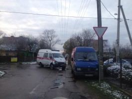 В Калининграде микроавтобус врезался в машину скорой помощи: пострадал водитель