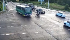 «Пьяный и без прав»: столкновение скутера и автобуса на Южном обходе попало на видео (видео)