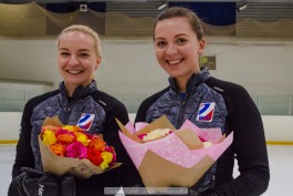 Юлия Портунова и Юлия Гузиёва с цветами от родной спортшколы