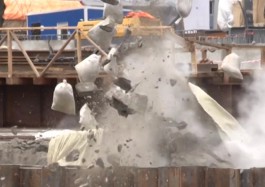 Строители Высокого моста в Калининграде взрывают немецкие опоры (видео)