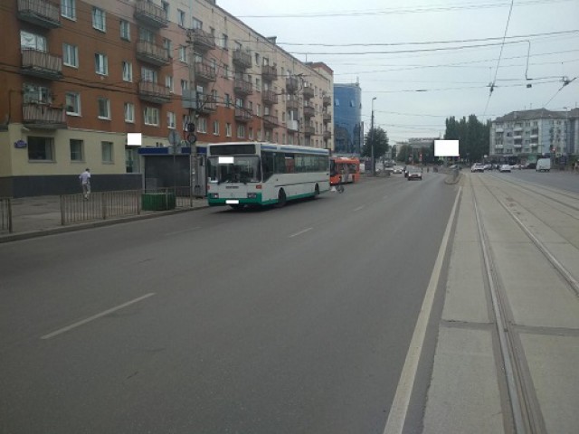На Ленинском проспекте в Калининграде пенсионерка упала в автобусе и получила травмы