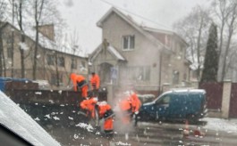 «Горячий асфальт нужно куда-то деть»: в мэрии Калининграда объяснили дорожный ремонт в снегопад
