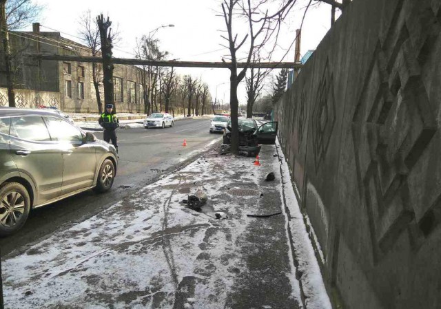 На ул. Портовой в Калининграде «Ситроен» въехал в дерево: погиб 82-летний водитель