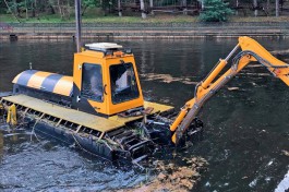 Озеро Тихое в Светлогорске очищают с помощью машины-амфибии 
