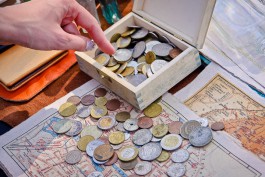 Двоих жителей Гурьевска осудили за кражу из дома золота и коллекции монет на миллион рублей