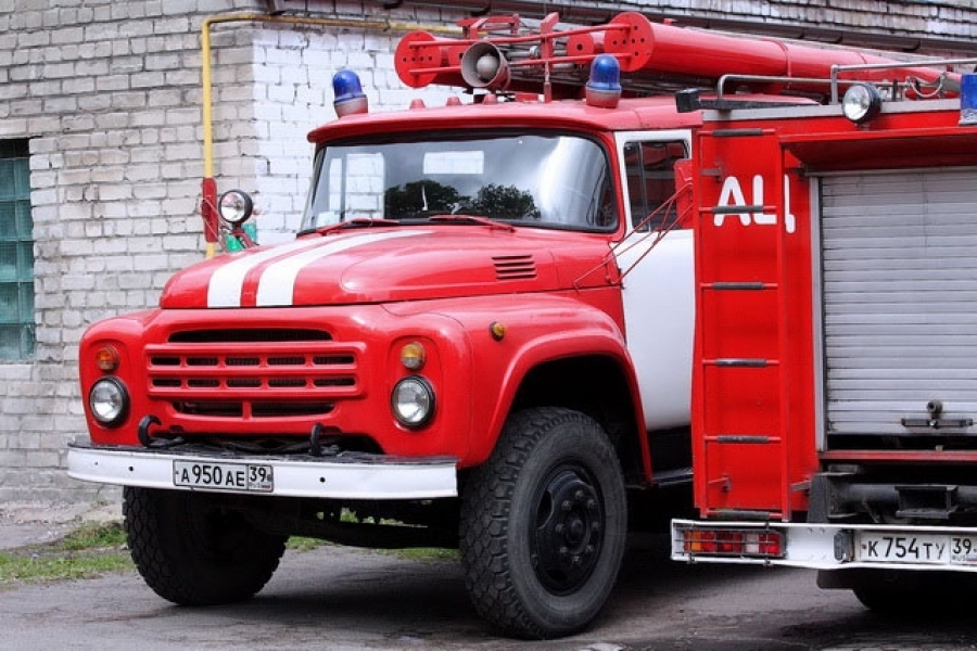 Пожарные спасли из горящего дома в Калининграде неизвестного мужчину