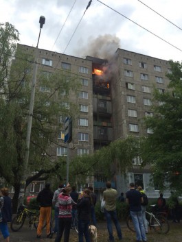 В Калининграде горит жилой дом на ул. Инженерной: двое пострадавших (фото, видео)