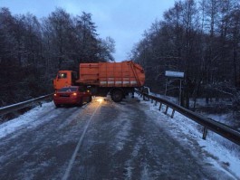 В Зеленоградском округе «Камаз» устроил двойное ДТП из-за скользкой дороги