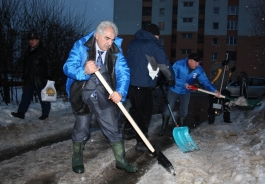 Чиновники с лопатами: фото- и видеорепортаж Калининград.Ru (фото, видео)