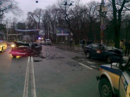 На ул. Горького в Калининграде столкнулись три машины: погиб 51-летний мужчина