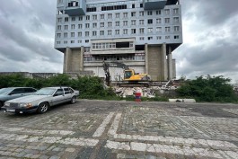 В Калининграде начали сносить лестницу Дома Советов (фото)