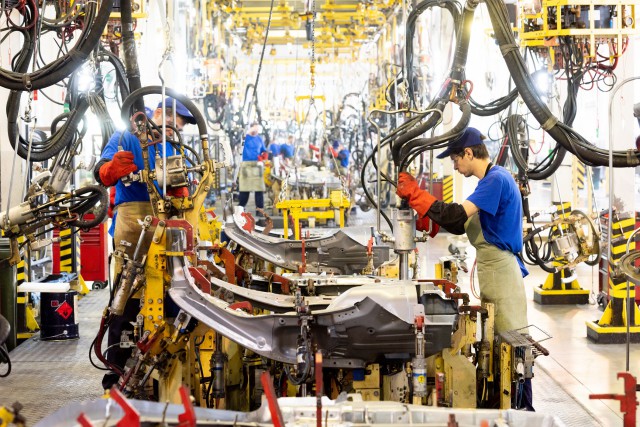 Завод «Автотор» создаёт 500 новых рабочих мест и повышает зарплату