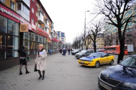 Дятлова предлагает убрать стихийную парковку на улице Театральной в Калининграде