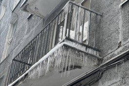 Калининградцев предупреждают об угрозе падения сосулек и снега с крыш