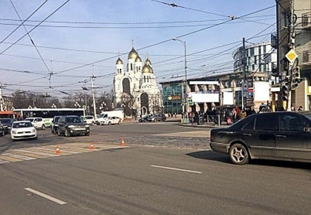 На Ленинском проспекте в Калининграде «Мерседес» сбил 19-летнего пешехода