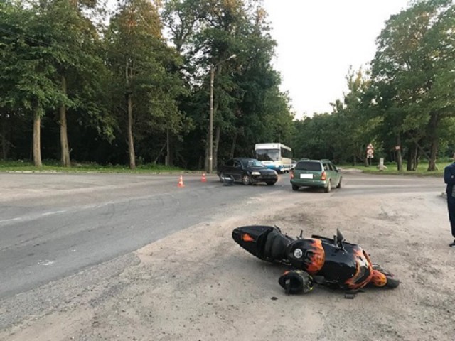Под Гурьевском мотоциклист без прав врезался в автомобиль при обгоне