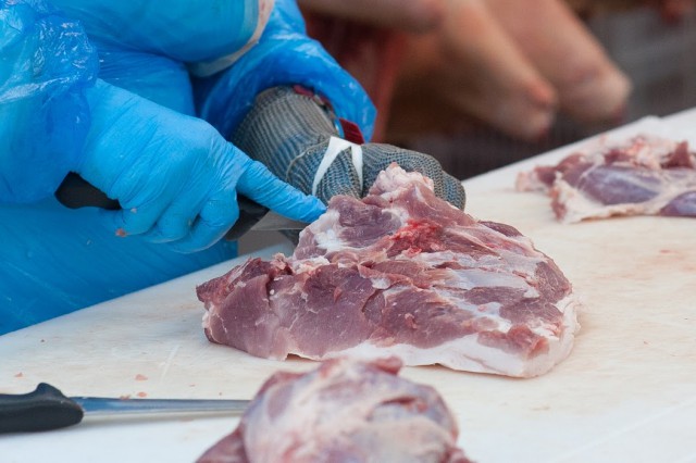 Заражённую АЧС калининградскую свинину обнаружили в шести регионах России