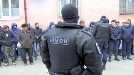 Во время рейда в Калининграде ОМОН и полиция проверили более 100 мигрантов (фото)
