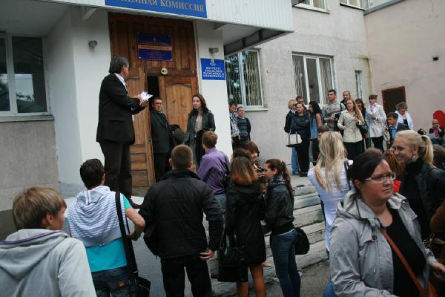 Школьников и преподавателей эвакуировали из школы №46 Калининграда (фото)