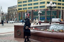 Калининградцы несут цветы на площадь Победы в память о жертвах теракта в «Крокус Сити Холле» (фото)