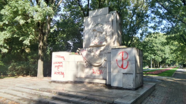 «Прочь с коммунизмом»: в Варшаве надругались над памятником советским воинам (фото)