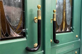 На двери дома старинного комплекса &laquo;Порт-Артур&raquo; в Черняховске установили исторические &laquo;поворотные&raquo; ручки (фото)