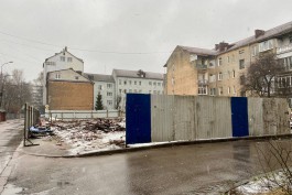 Рядом с Кройц-аптекой в Калининграде снесли аварийное здание (фото)