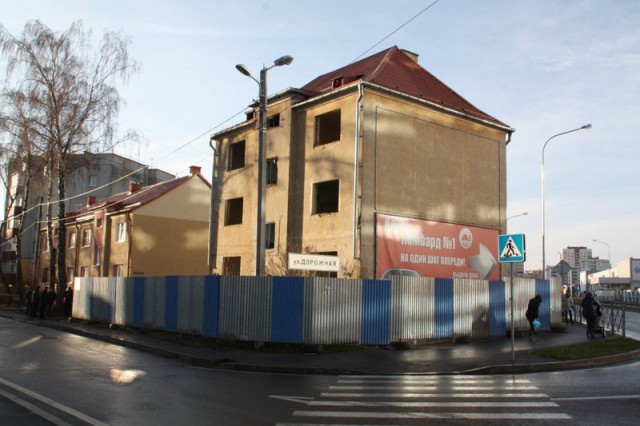 На ул. Гайдара в Калининграде начали сносить трёхэтажный дом (фото)