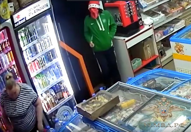 УМВД: Калининградец в маске и с ножом пытался ограбить магазин (видео)