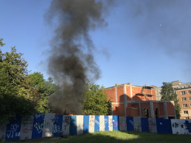 На территории строящегося храма на ул. Лазаретной в Калининграде произошёл пожар (фото)