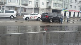 На ул. Черняховского в Калининграде BMW X5 без номеров столкнулся с такси
