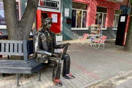 «С ноутбуком и яркими шнурками»: в Калининграде установили скульптуру Маяковского  