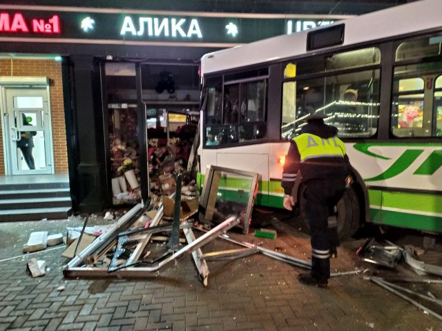В аварии с автобусом в центре Калининграда пострадали продавец магазина и двое прохожих