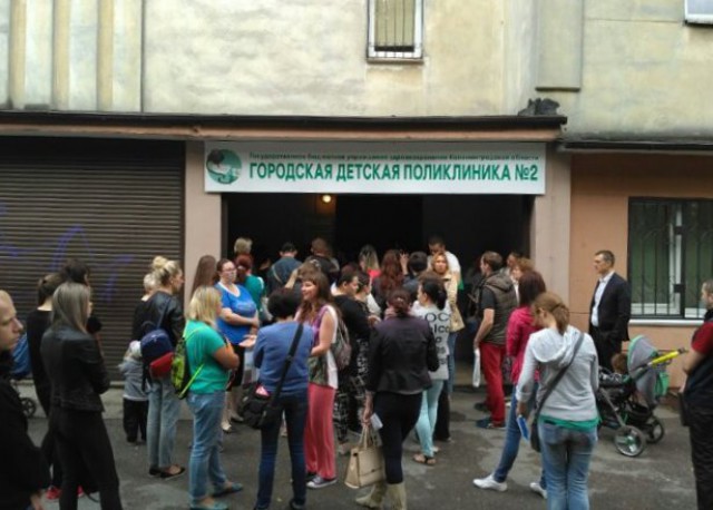 «Стояли с 5 утра»: в Калининграде родители жалуются на проблемы с записью детей на медкомиссию