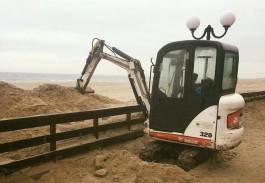 В Янтарном засыпанный песком променад разгребают экскаватором и лопатами (фото)