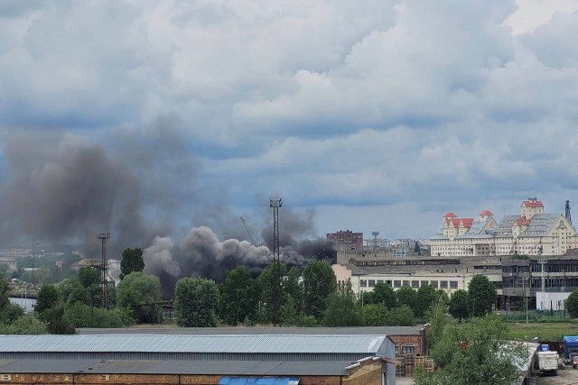 На территории рыбного порта в Калининграде загорелся производственный цех