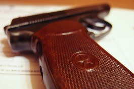 В Советске пьяный мужчина угрожал пистолетом посетителям банка