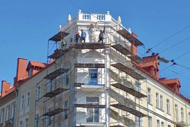 На старинном здании в Черняховске восстановили утраченную фигуру Атланта