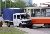 Трамвай несколько метров протащил микроавтобус после столкновения